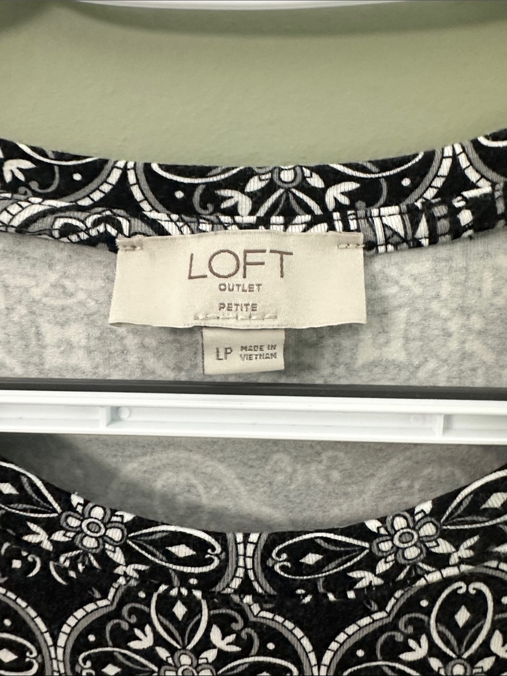 LOFT Women’s Black and White Printed Sleeveless Shift Dress Size LP - Picture 2 of 4